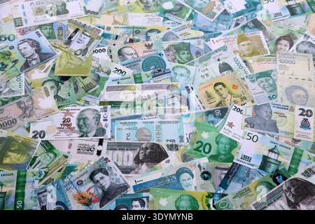 Verschiedene Währungen Geldscheine Banknoten in grüner Farbe. Viele Barrechnungen aus verschiedenen Ländern in großer Nähe. Weltwirtschaft und Währungsumtauschkonzept Stockfoto