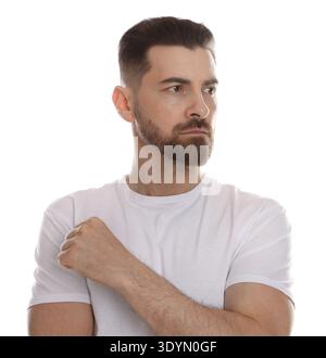 Hübscher bärtiger Mann posiert vor weißem Hintergrund Stockfoto