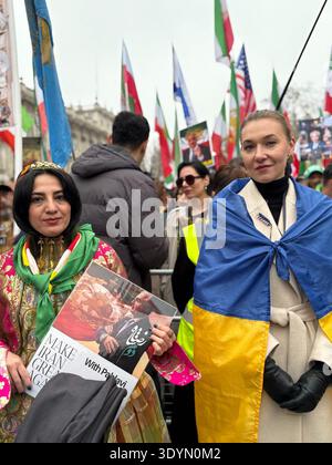 London, Großbritannien. 8. März 2026. Demonstranten mit iranischer und ukrainischer Flagge nehmen an einer Kundgebung iranischer Oppositionsbefürworter in Zentral-London teil, die einen politischen Wandel im Iran fordern. Quelle: Alexander Seale/Alamy Live News Stockfoto