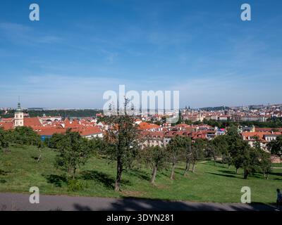 Malerischer Überblick über Prag, Tschechische Republik, von den Hängen des Petrin Hill Gardens Stockfoto