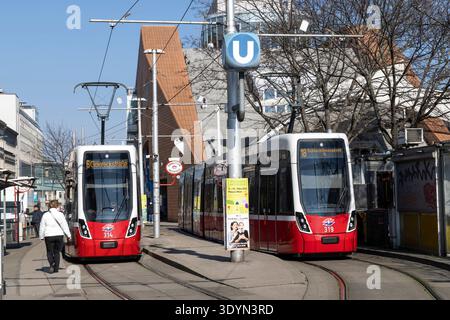 Straßenbahn Linie 6 und 18, Station Burggasse-Stadthalle in Wien, Österreich // Straßenbahnlinie 6 und 18, Bahnhof Burggasse-Stadthalle in Wien, Österreich - 20260305 PD22877 Stockfoto