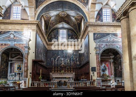 Großartiger Blick auf den Hochaltar in der Kathedrale von Gallipoli. Mit polychromen Marmor, einem geschnitzten Holzchor und massiven barocken Leinwänden Stockfoto