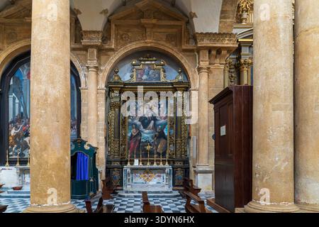 Detail des barocken Altars unserer Lieben Frau der Gnaden in der Kathedrale von Gallipoli. Das Gemälde zeigt die Jungfrau und das Kind mit den Heiligen Andreas und Johannes dem Bapt Stockfoto