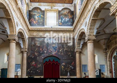 Blick auf die Gegenfassade der Kathedrale von Gallipoli. Die große zentrale Leinwand zeigt „Christ Clearing the Temple“ von Nicola Malinconico (18. Jahrhundert), Stockfoto