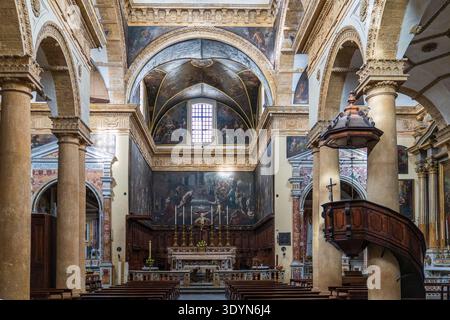 Innenansicht der Kathedrale St. Agatha in Gallipoli, Apulien. Mit der hölzernen Kanzel von Giorgio aver, dem polychromen Marmoraltar und Barock Stockfoto