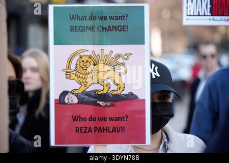 Warschau, Polen. März 2026. Am 7. März 2026 nehmen Menschen an einer iranischen pro-Monarchie-Kundgebung in Warschau, Polen, teil. (Foto: Jaap Arriens/SIPA USA) Credit: SIPA USA/Alamy Live News Stockfoto