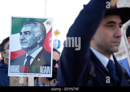 Warschau, Polen. März 2026. Am 7. März 2026 nehmen Menschen an einer iranischen pro-Monarchie-Kundgebung in Warschau, Polen, teil. (Foto: Jaap Arriens/SIPA USA) Credit: SIPA USA/Alamy Live News Stockfoto