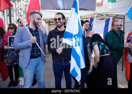 Warschau, Polen. März 2026. Am 7. März 2026 nehmen Menschen an einer iranischen pro-Monarchie-Kundgebung in Warschau, Polen, teil. (Foto: Jaap Arriens/SIPA USA) Credit: SIPA USA/Alamy Live News Stockfoto
