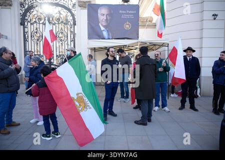 Warschau, Polen. März 2026. Am 7. März 2026 nehmen Menschen an einer iranischen pro-Monarchie-Kundgebung in Warschau, Polen, teil. (Foto: Jaap Arriens/SIPA USA) Credit: SIPA USA/Alamy Live News Stockfoto
