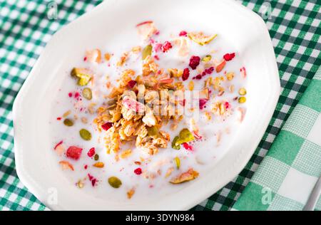 Müsli mit Müsli, getrockneten Früchten und Milch Stockfoto
