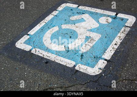 Schild für Behindertenparkplätze auf dem Bürgersteig. Stockfoto