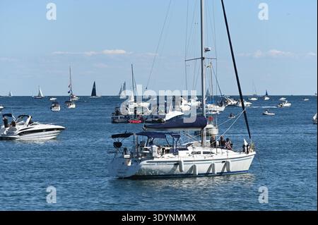 Toronto, ON, Kanada - 3. September 2025: Mehrere Freizeitboote segeln an einem schönen sonnigen Tag auf dem Ontario-See. Stockfoto