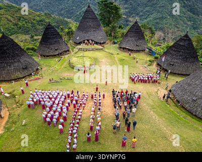 Aus der Vogelperspektive der Einwohner des WAE Rebo Village, die den indonesischen Unabhängigkeitstag feiern und traditionelle Kleidung in East Nusa Tenggara, Flores, tragen Stockfoto