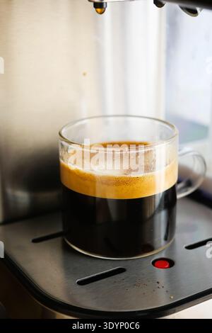 Kaffeezubereitung in einer Glasschale während der Morgenstunden Stockfoto