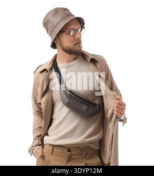 Stilvoller junger Mann im Trenchcoat mit Eimerhut auf weißem Hintergrund Stockfoto