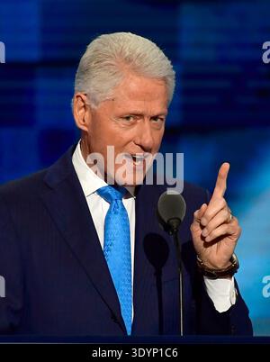 Der ehemalige US-Präsident Bill Clinton kommt am Dienstag, den 26. Juli 2016, um während der zweiten Sitzung des Democratic National Convention 2016 im Wells Fargo Center in Philadelphia, Pennsylvania, eine Rede zu halten. Foto: Ron Sachs/CNP/AdMedia Stockfoto