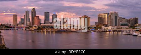 Sunset Tampa - Ein Panoramablick auf die Skyline des Tampa Downtown im Sommer bei Sonnenuntergang. Florida, USA. Stockfoto