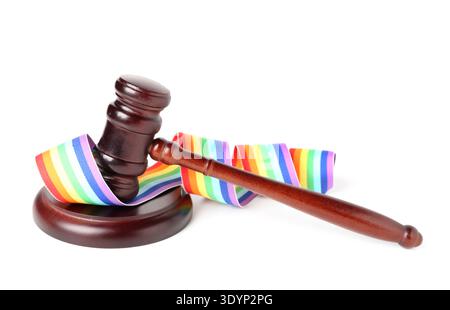 Richterlicher Hammer mit Regenbogenband auf weißem Hintergrund. LGBT-Konzept Stockfoto