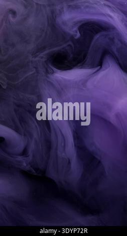 Lacknebel. Nebelwolken spritzen. Lila blaue Farbe Glitzer Pigmentdampf Wasserströmung Textur auf abstrakter Kunst defokussierter Hintergrund. Stockfoto