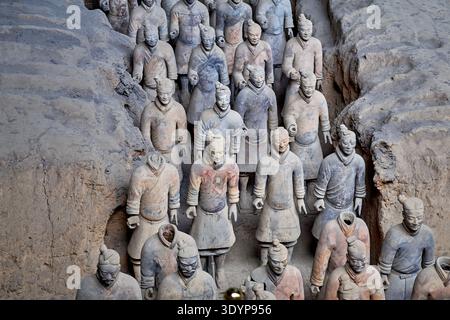 Frontale Nahaufnahme der berühmten Terrakotta-Armeekrieger im Mausoleum von Kaiser Qin Shi Huang in Xi'an Stockfoto