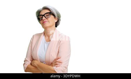 Selbstbewusste, reife Geschäftsfrau posiert mit überkreuzten Armen Stockfoto