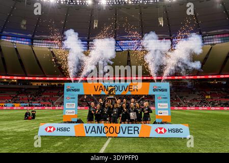Vancouver, Kanada. 08. März 2026 – Mitglieder des neuseeländischen Black Ferns Sevens Teams feiern mit der Trophäe nach dem 24:17-Sieg gegen Australien im Frauenfinale der HSBC SVNS Vancouver auf dem BC Place. Der Sieg sichert Neuseelands vierten Turniertitel der Saison 2026 und hält seinen ungeschlagenen Rekord am Veranstaltungsort Vancouver. Joe Ng/Alamy Live News Credit: Joe Ng/Alamy Live News Stockfoto