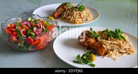Spaghetti Carbonara, Huhn und Oliven auf einem weißen Teller Stockfoto