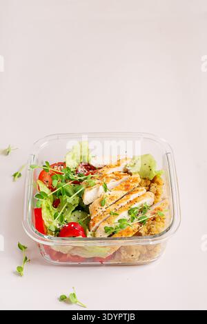 Gesunde gegrillte Hähnchenfilet-Lunchbox mit Linsen und frischem Gemüsesalat. Stockfoto
