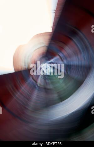 Ein energiegeladener abstrakter Hintergrund mit dynamischem radialem Unschärfeeffekt, der einen wirbelnden Wirbel lebendiger Farben erzeugt. Dieses moderne digitale Kunstwerk Stockfoto
