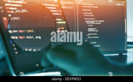 Programmierer überprüft Quellcode über Lupe auf Futuristic Stockfoto