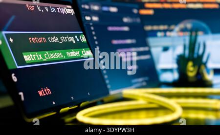 Close-up Code Editor Bildschirm mit Neongelb Kabelleuchte und modernem Developer Workspace Stockfoto