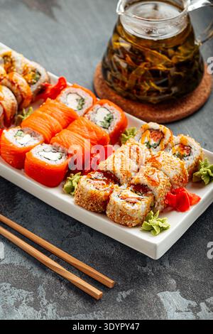 Verschiedene Sushi-Brötchen mit Lachs und Sesam Stockfoto