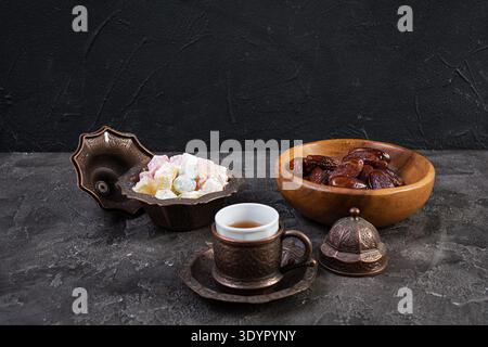 Traditioneller türkischer Tee mit Datteln und Lokum für Ramadan Iftar Stockfoto