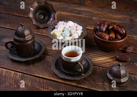 Traditioneller türkischer Tee mit Datteln und Lokum für Ramadan Iftar Stockfoto