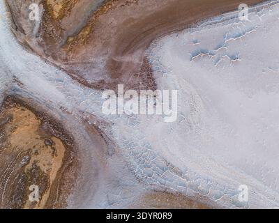 Aus der Vogelperspektive wirbelnde Erdtöne treffen auf blass zerrissene Erde und schaffen ein faszinierendes Mosaik von Texturen in der Landschaft, Lake Campion Nature Reserve, Stockfoto