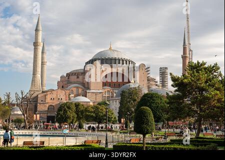ISTANBUL, TÜRKEI - 01. NOVEMBER 2025: Die Hagia Sophia große Moschee (Ayasofya-i Kebir Camii) vom Sultanahmet Square Park aus gesehen mit einem Brunnen und min Stockfoto