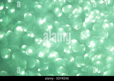 Blaues Bokeh heller Hintergrund mit sanften, leuchtenden Kreisen und abstrakter, schimmernder Textur Stockfoto