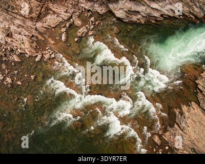 Wasserfall entlang der kargen Küste der Hudson Bay, Nunuavut, Kanada Stockfoto