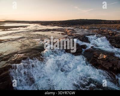 Wasserfall entlang der kargen Küste der Hudson Bay, Nunuavut, Kanada Stockfoto
