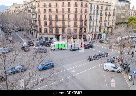 Geschäftige Straßenkreuzung Im Eixample District, Barcelona, Spanien, Stadtverkehr Stockfoto