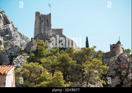 Ruinen der Festung Omis auf felsigen Klippen, Adria in Kroatien Stockfoto
