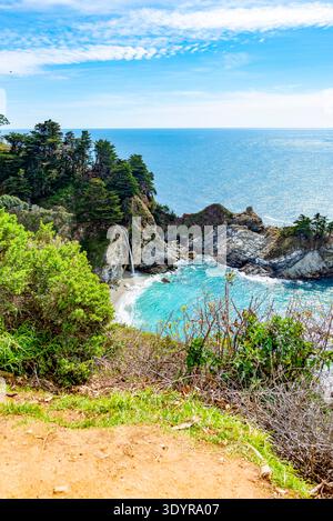 Türkisfarbenes Wasser, Küstenklippen an den McWay Falls in Big Sur, Kalifornien Stockfoto