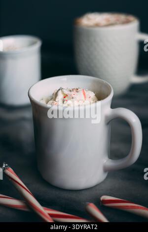 Tasse heiße Schokolade mit Pfefferminzstäbchen Stockfoto