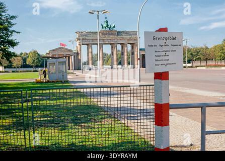 Historisches Foto - DDR-Grenzschild mit Brandenburger Tor im Hintergrund, um 1975 Stockfoto