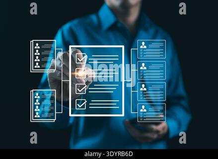 Recruitment Process Concept, HR Manager analysiert digitale Kandidatenprofile und Checklisten auf virtueller Oberfläche, Auswahl qualifizierter Bewerber Stockfoto
