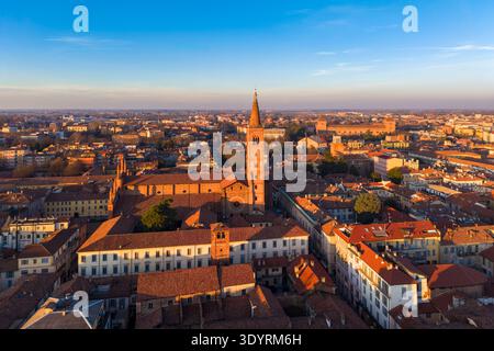 Blick aus der Vogelperspektive auf die Kirche Santa Maria del Carmine im Winter bei Sonnenuntergang. Pavia, Lombardei, Italien, Europa. Stockfoto