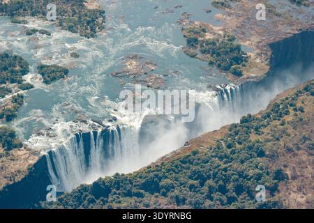 Victoria Falls aus der Luft: Zambezi River, Schlucht, Landschaft. Stockfoto