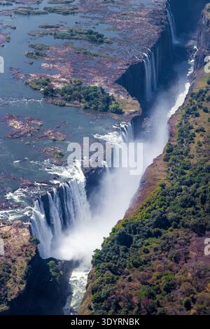Victoria Falls aus der Luft: Zambezi River, Schlucht, Landschaft. Stockfoto