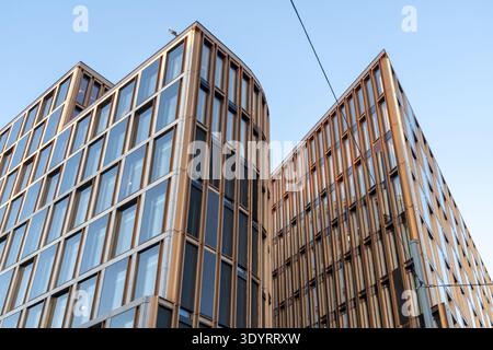 Blick auf moderne Architektur mit reflektierenden Glasfenstern vor dem klaren Himmel, die das Wesen des urbanen Designs einfangen, Oslo, Norwegen. Stockfoto