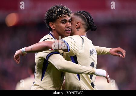 Lamine Yamal vom FC Barcelona feiert mit seinem Teamkollegen Raphael Dias Belloli „Raphinha“ vom FC Barcelona, nachdem er während des Jahres das erste Tor des Teams erzielt hat Stockfoto